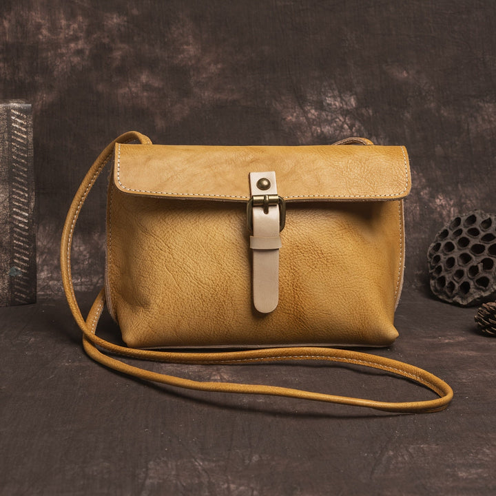 Rosa – Bolso bandolera con hebilla clásica y toque tradicional