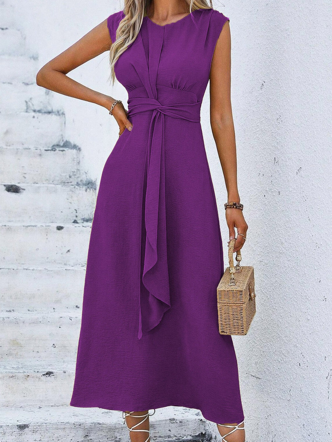 Eva – Vestido elegante sin mangas con cinturón refinado