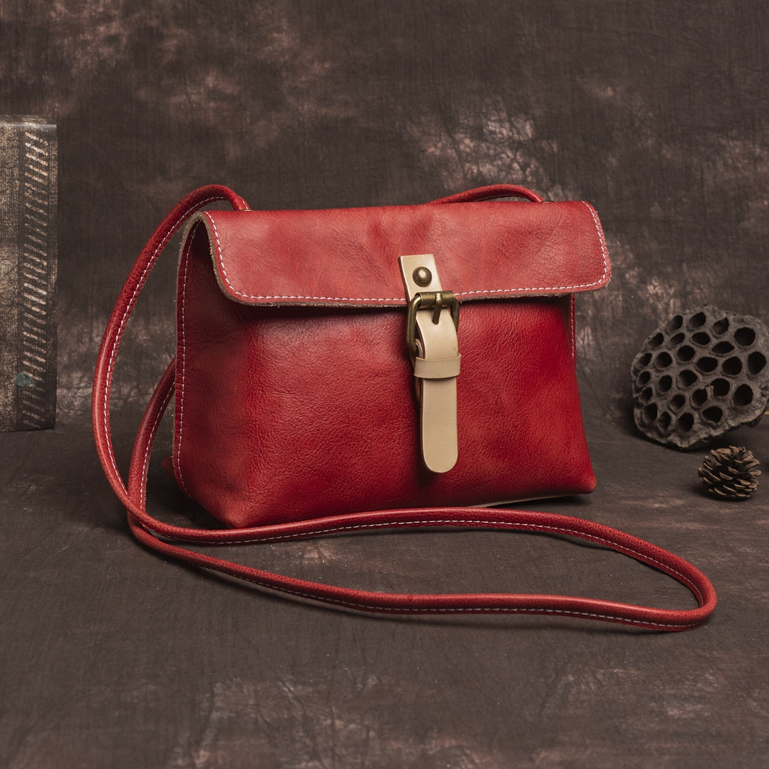 Rosa – Bolso bandolera con hebilla clásica y toque tradicional