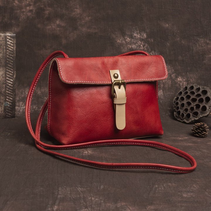 Rosa – Bolso bandolera con hebilla clásica y toque tradicional