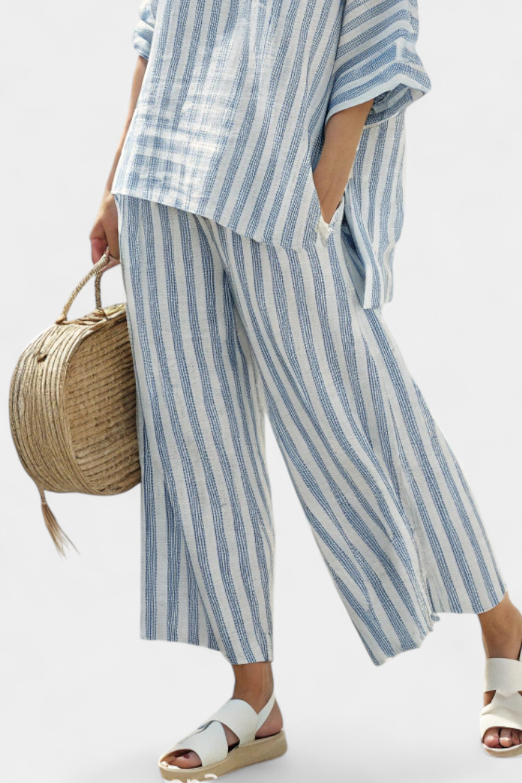 Federica – elegante top a rayas azules y pantalones relajados