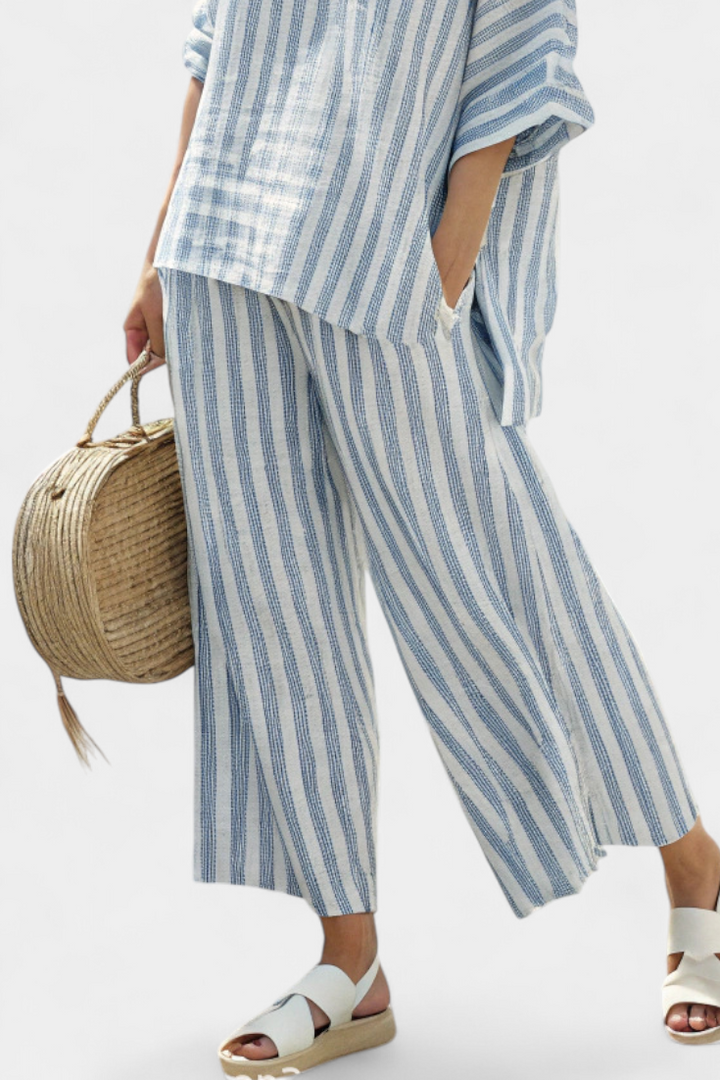 Federica – elegante top a rayas azules y pantalones relajados