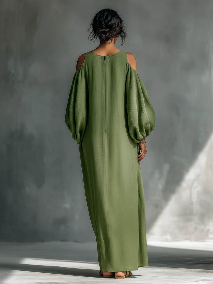 Selena – Vestido largo verde fluido con hombros descubiertos y mangas elegantes