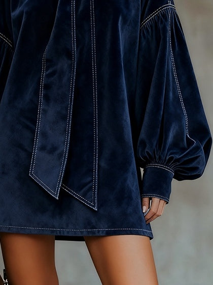 Clara – Vestido mini elegante con lazada