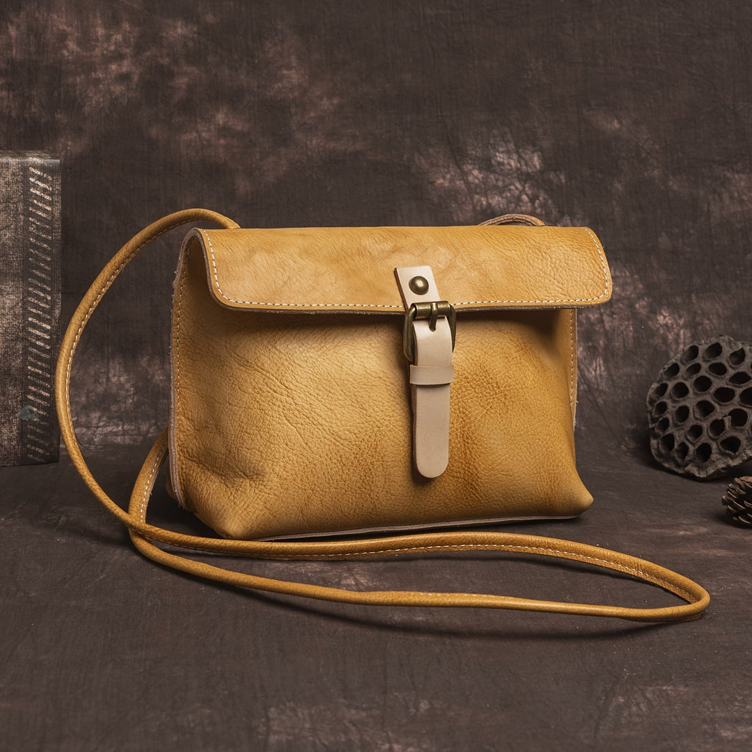 Rosa – Bolso bandolera con hebilla clásica y toque tradicional