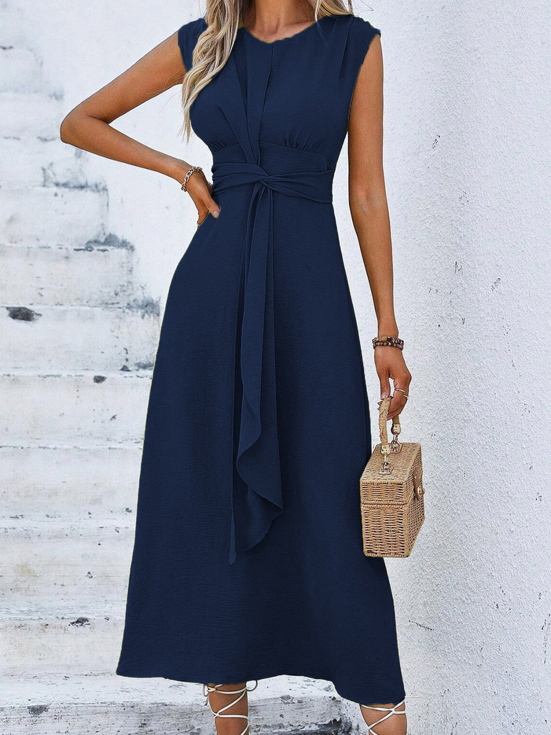 Eva – Vestido elegante sin mangas con cinturón refinado