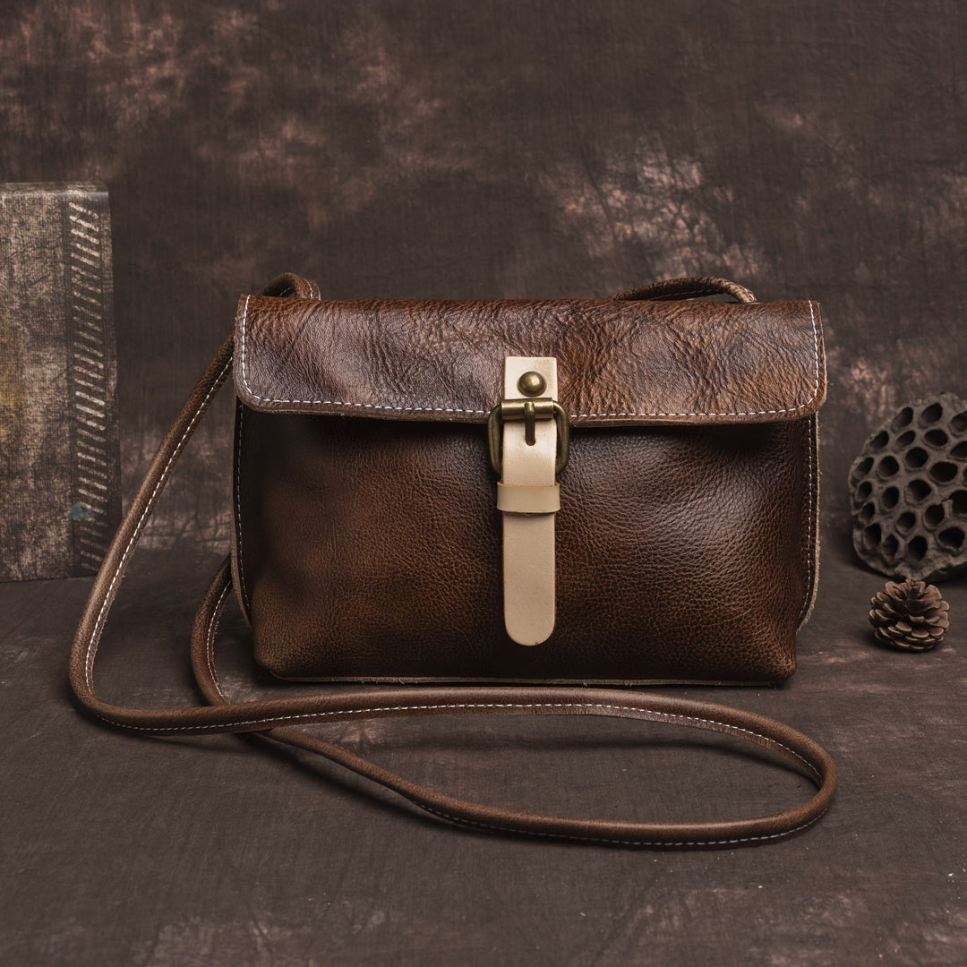 Rosa – Bolso bandolera con hebilla clásica y toque tradicional
