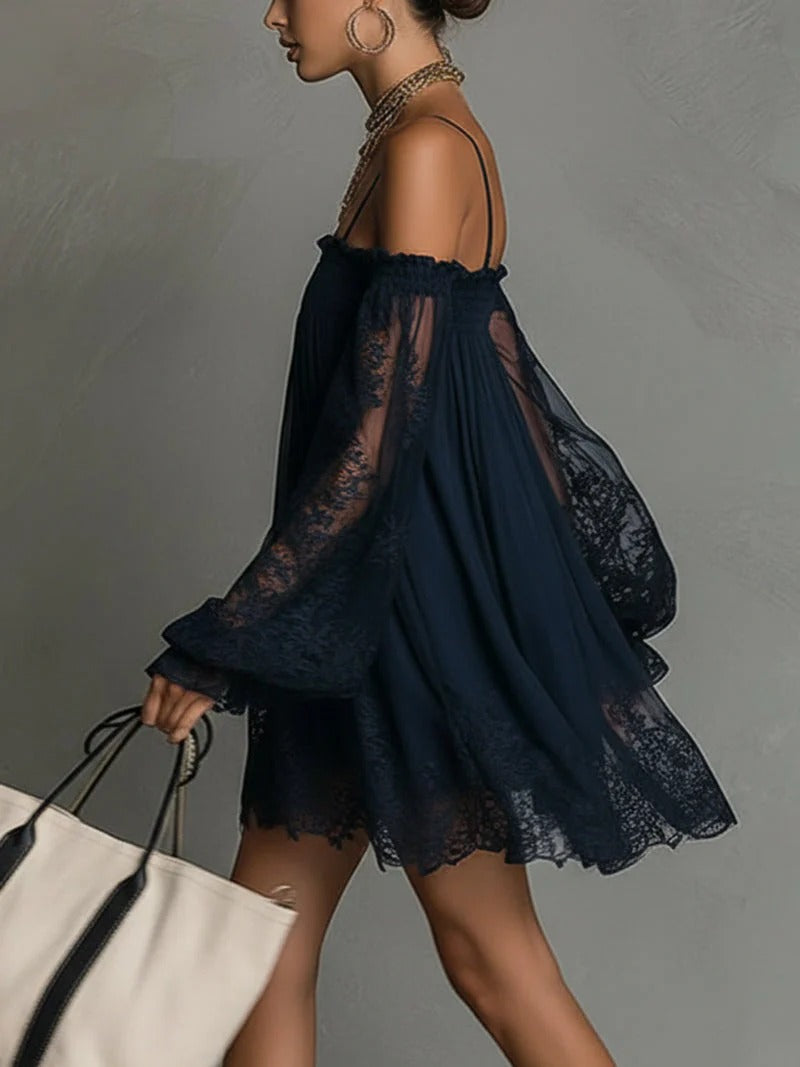 Noemi – Vestido mini elegante azul navy con hombros descubiertos y encaje