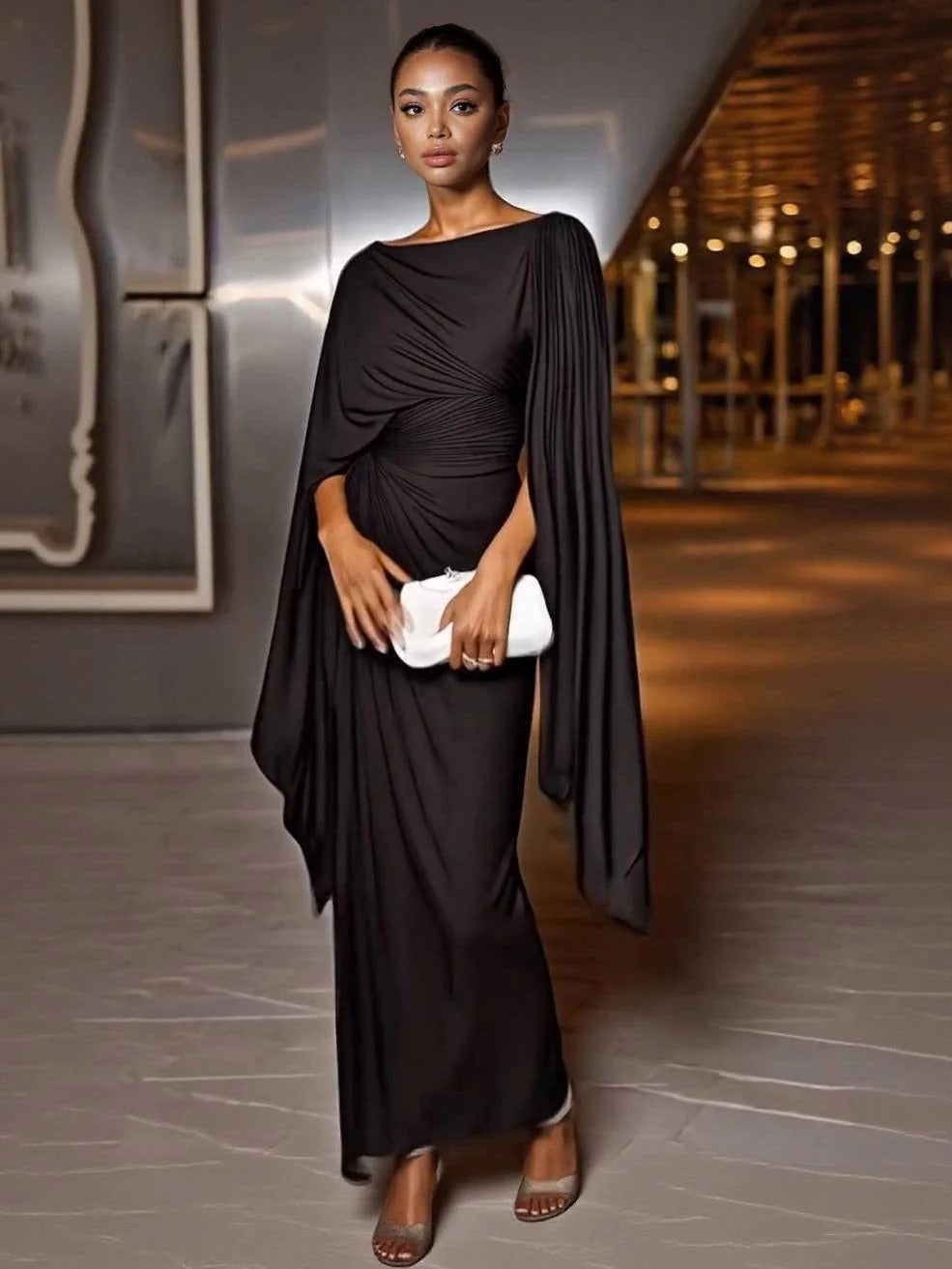 Amelia – Vestido largo elegante con mangas tipo capa drapeadas