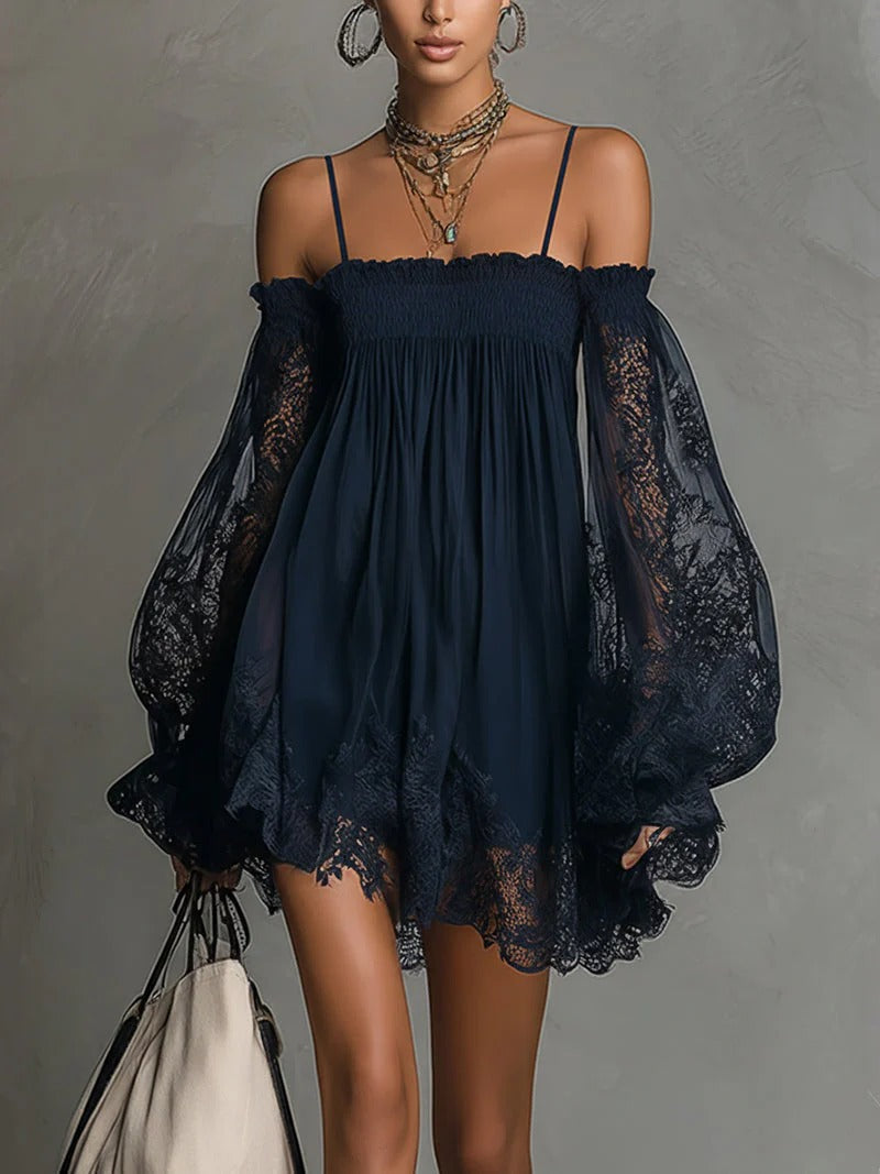 Noemi – Vestido mini elegante azul navy con hombros descubiertos y encaje