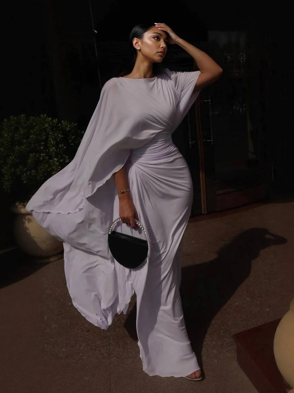 Amelia – Vestido largo elegante con mangas tipo capa drapeadas