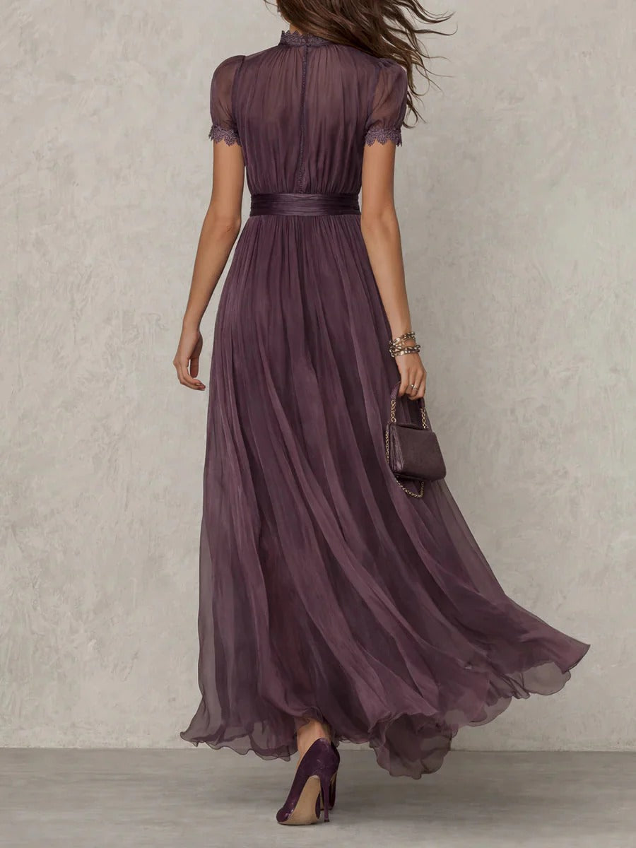Celia – Vestido largo violeta con escote a lágrima y detalles elegantes