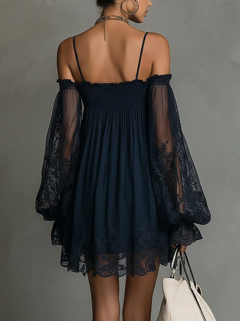 Noemi – Vestido mini elegante azul navy con hombros descubiertos y encaje