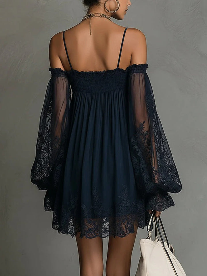 Noemi – Vestido mini elegante azul navy con hombros descubiertos y encaje